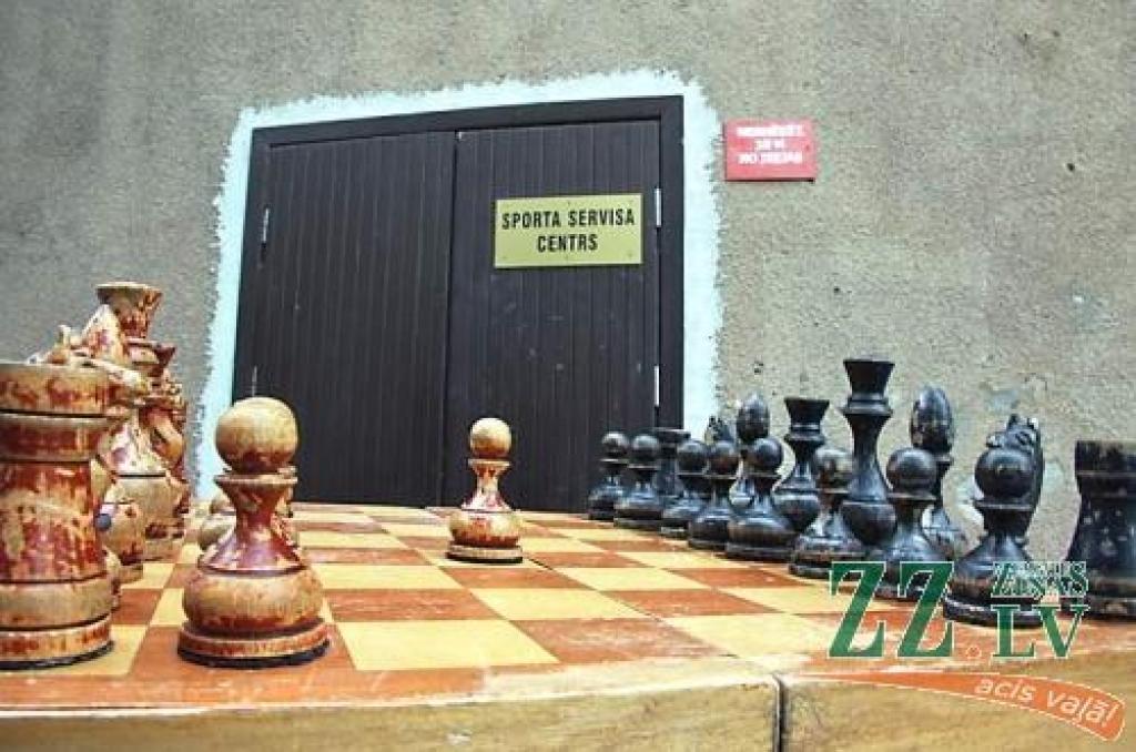 Pirmais gājiens izdarīts – konkurss par telpu remontu noslēdzies, tagad šahistiem jāpaciešas līdz rudenim.
Autors: Krišjānis Grantiņš.