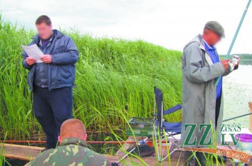 Vītoliņu iedzīvotājs (pa kreisi) savu makšķerēšanas karti esot aizmirsis mājās. A.Ostrovskis viņam uz vārda netic un tiek sastādīts protokols par makšķerēšanas noteikumu pārkāpšanu. Sods – 20 lati. 
Autors: Edgars Sauka.