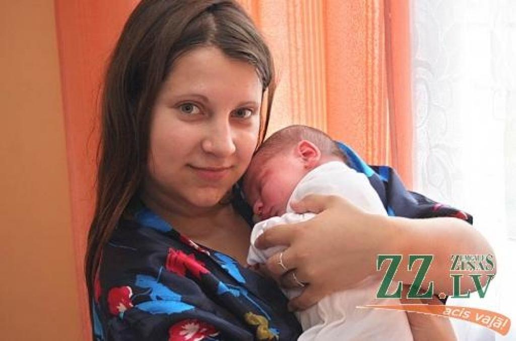 Lāsma Melnalksne ar pirmdzimto meitiņu Nikolu.
Autors: Agris Samcovs.