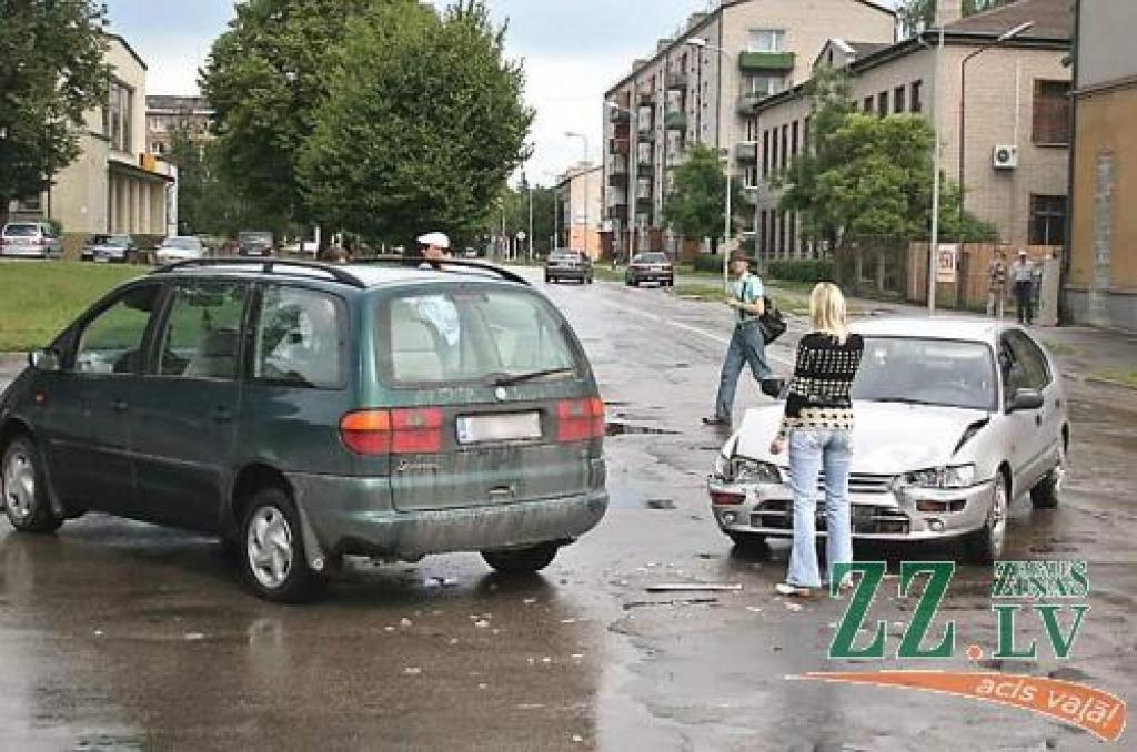 Negadījums vienā no Jelgavas «nedrošajiem» krustojumiem, par laimi, beidzies bez cietušajiem.
Autors: Agris Samcovs.