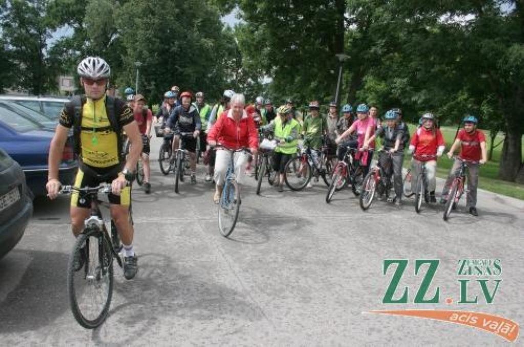 Velobraucienā dodas arī Jaunsvirlaukas pagasta padomes priekšsēdētāja Inta Savicka.
Autors: Agris Samcovs.