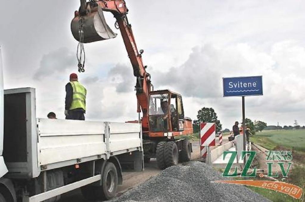 Pagaidām tilta pār Svitenes upi atjaunošanas darbi nav radījuši grūtības autovadītājiem. Atbildīgā firma sola pārbrauktuves uzlabojumus īstenot līdz jūlija beigām.
Autors: Agris Samcovs.