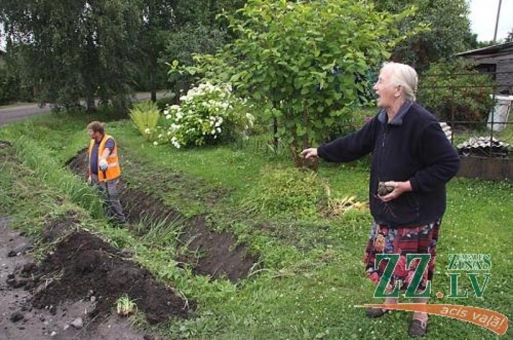 Ainai Strautiņai rīts sācies ar raizēm, ko sagādājuši tuvējā notekūdeņu grāvja padziļinātāji.
Autors: Krišjānis Grantiņš.