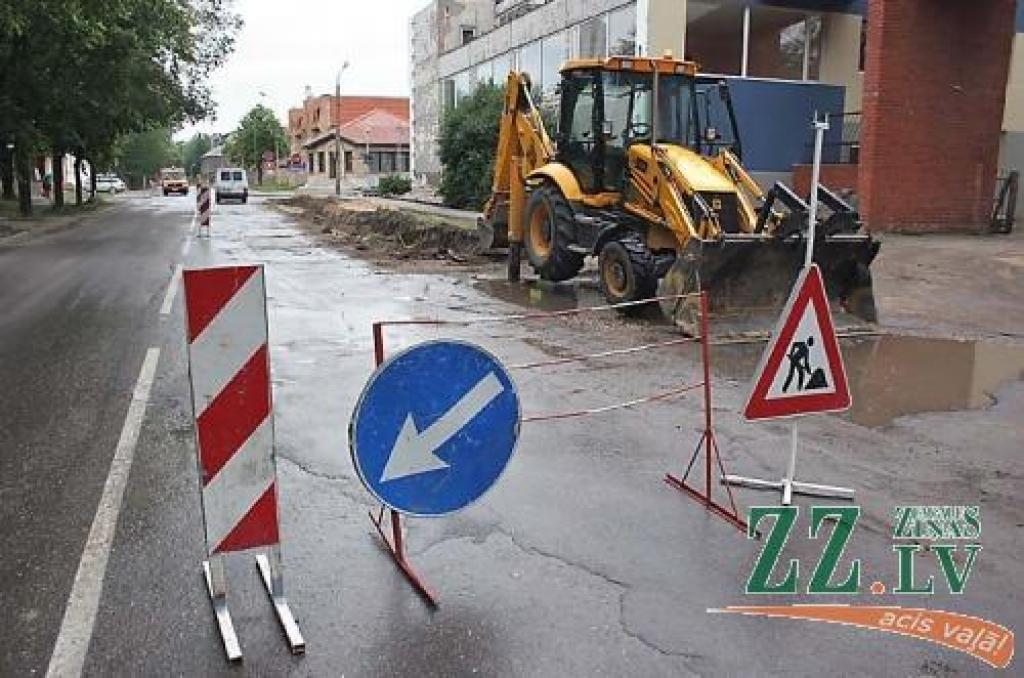 Līdz mēneša beigām Pulkveža Brieža un Dobeles ielu krustojumā ierastā luksofora vietā satiksmi regulēs ceļazīmes.
Autors: Agris Samcovs.