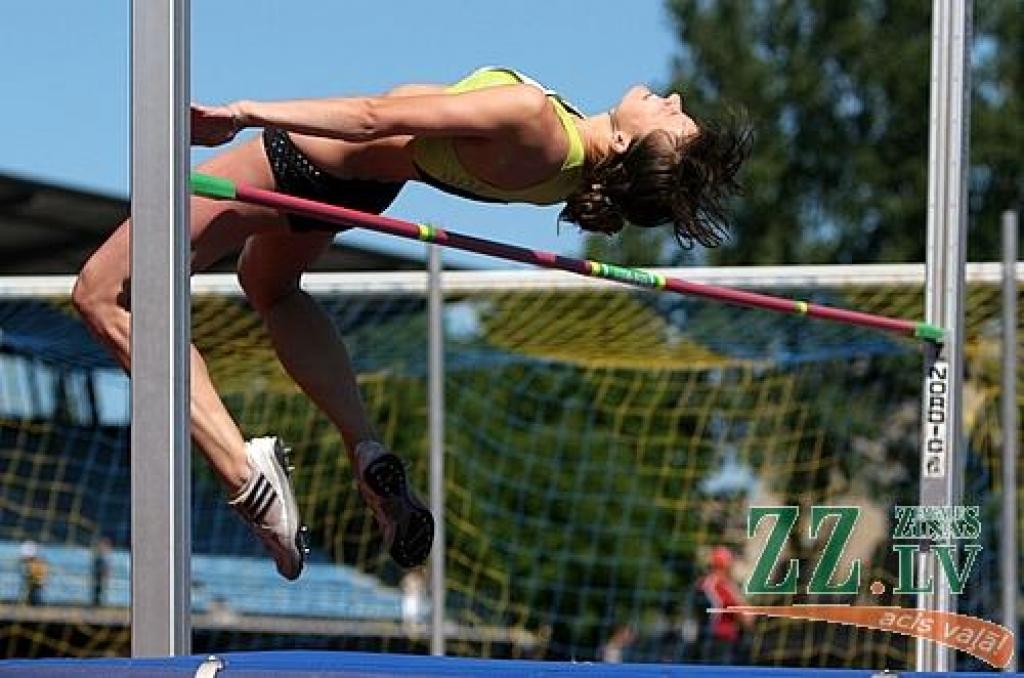 Jaunu panākumu - 1,75 metru rezultātu augstlēkšanā - saviem sasniegumiem pievienojusi vieglatlēte Laura Ludevika.
Autors: No «Ziņu» arhīva.