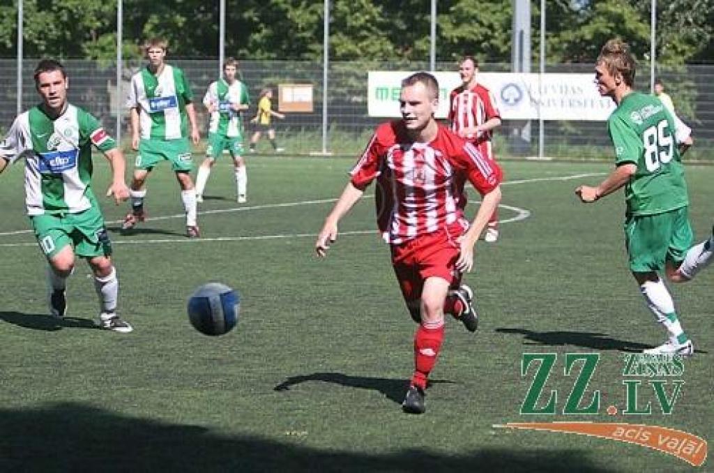 Šoreiz jelgavnieki ar minimālu vārtu starpību atzina pretinieku pārākumu, taču viņi joprojām atrodas turnīra tabulas spicē.
Autors: Agris Samcovs.