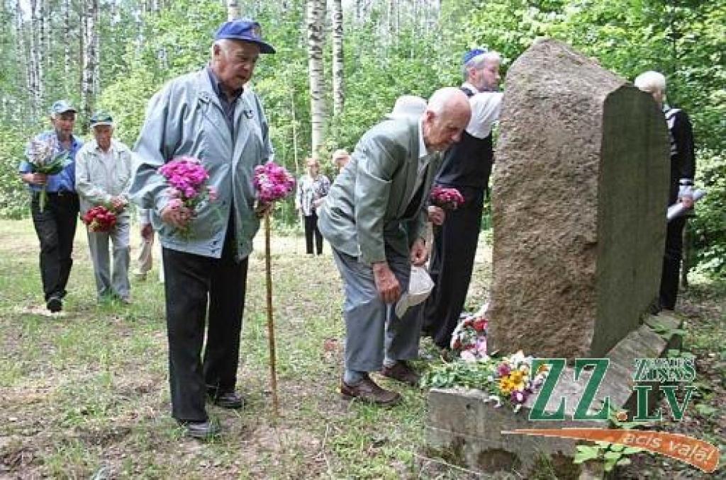 Ziedus pie pieminekļa noliek Jelgavas Latviešu biedrības dalībnieks Jānis Raģis (centrā).
Autors: Agris Samcovs.