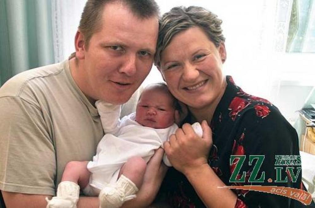 Aija un Oskars Bartuševici ar dēlu Kārli.
Autors: Agris Samcovs.