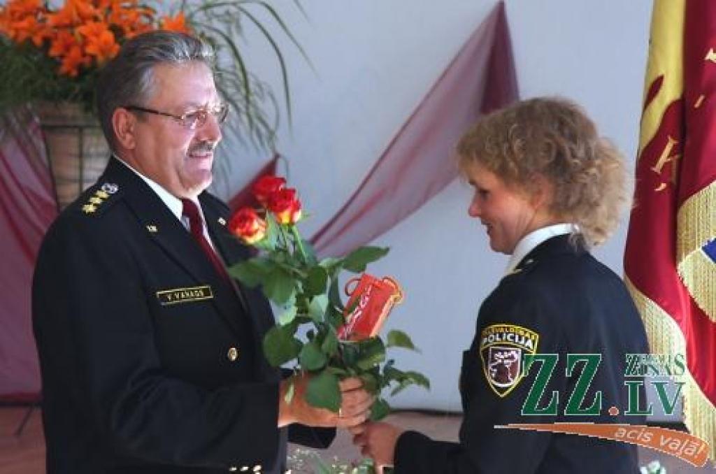 Apsveikumus nozīmīgajā jubilejas reizē no saviem darbiniekiem saņem Jelgavas Pašvaldības policijas priekšnieks Viktors Vanags.
Autors: Krišjānis Grantiņš.