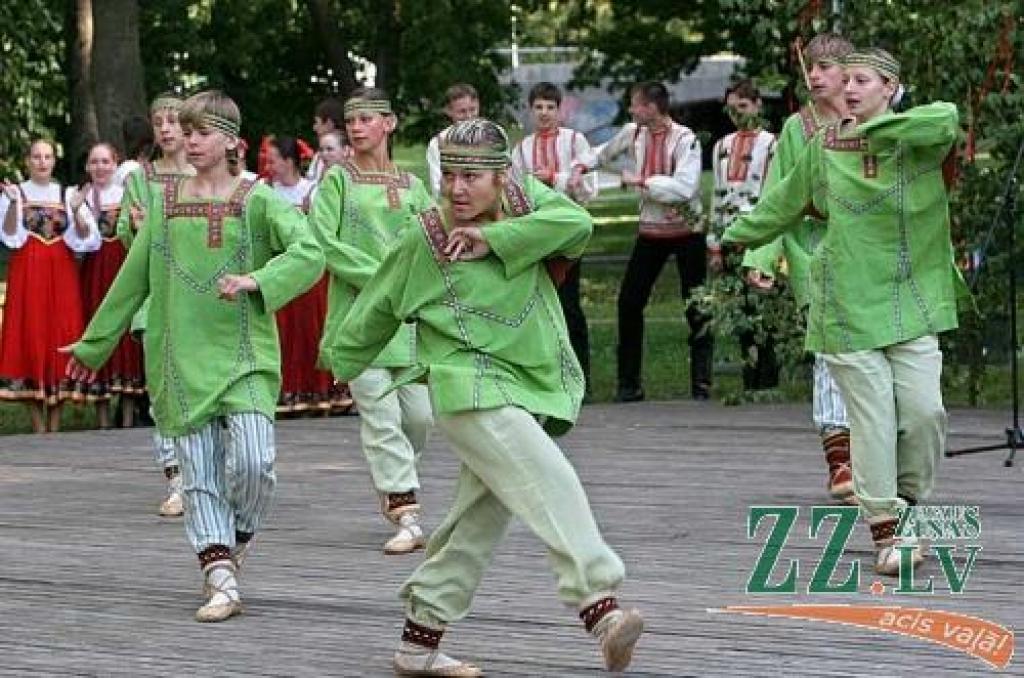 Uzstājas deju kolektīvs no Rīgas - «Ivuška».
Autors: Agris Samcovs.