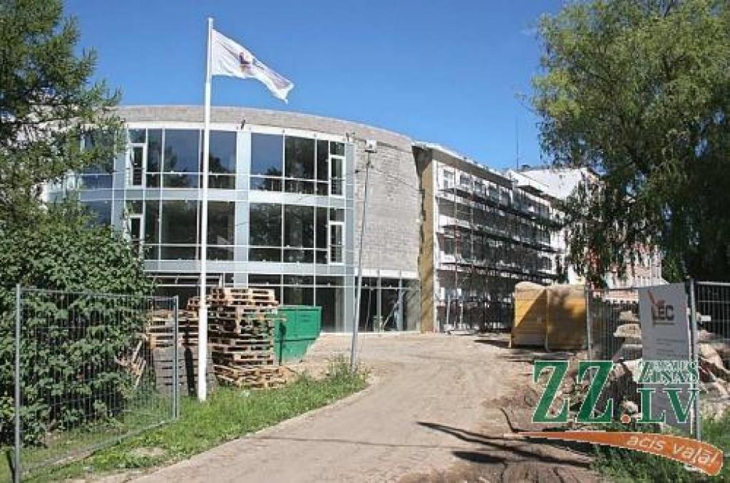 Jelgavas 4.vidusskolas piebūvei tiek likts jumts, ierīkoti iekšējie tīkli, ēka ir apmesta, tai ielikti logi, kā arī daļēji nokrāsota fasāde.
Autors: Agris Samcovs.