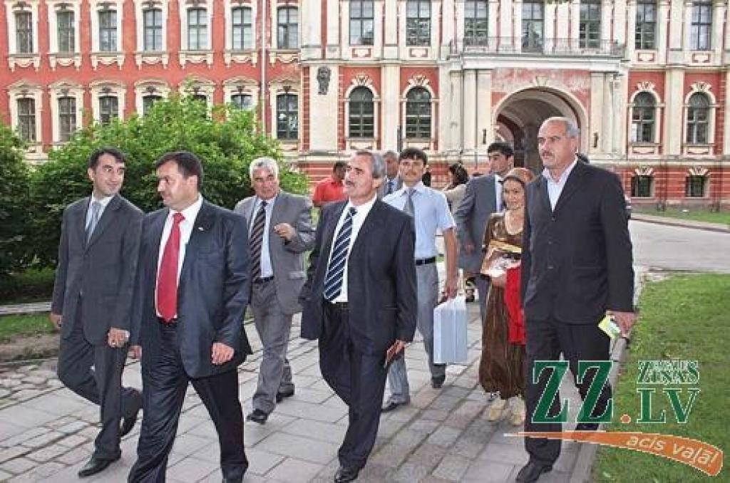 Tadžikistānas delegācijas pārstāvji Jelgavas apmeklējuma laikā interesējās par pārveidojumiem augstskolā pēcpadomju periodā, kā arī lauksaimniecības specialitāšu studentu iespējām darba tirgū.
Autors: Agris Samcovs.