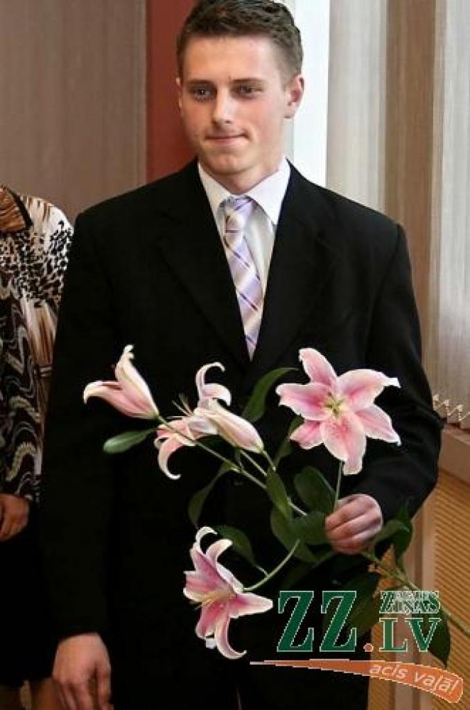 Līvbērzes vidusskolas absolventa Elvija Kukšas sasniegumi runā paši par sevi - pagājušajā mācību gada laikā vien rajona mācību olimpiādēs iegūtas sešas pirmās vietas. Piešķirtā stipendija lieti noderēs informācijas tehnoloģiju studijām.
Autors: No «Ziņu» arhīva.