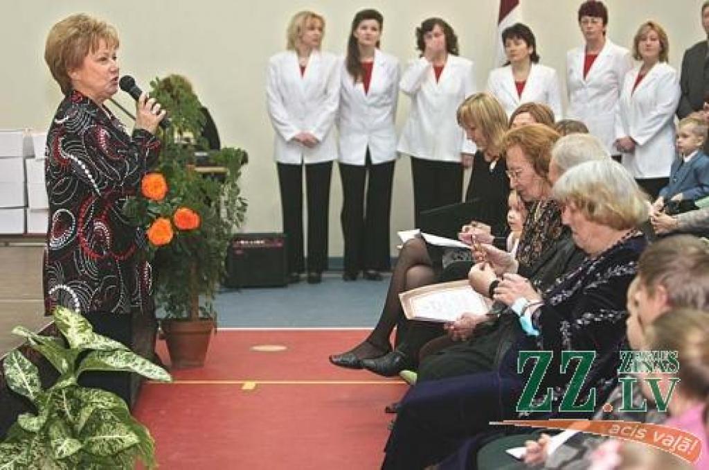 Rajona Kultūras un interešu izglītības centra direktore Dzintra Zimaiša pauž gandarījumu, ka visi, kas nopietni posās uz Dziesmu svētkiem, uz tiem arī tikuši.
Autors: No «Ziņu» arhīva.