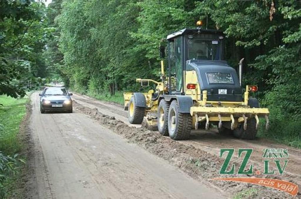 Vecajā ceļā, ko autovadītāji iecienījuši kā apbraucamo ceļu, «Pilsētsaimniecība» organizē seguma greiderēšanu un profilēšanu.
Autors: Agris Samcovs.