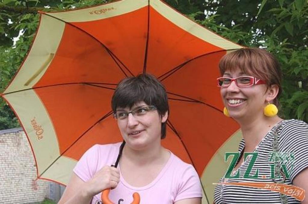 Abas jelgavnieces – Jana (no kreisās) un Asnāte – uzskata, ka brīvprātīgo darbs ir lieliska iespēja būt svētku procesā.
Autors: Krišjānis Grantiņš.