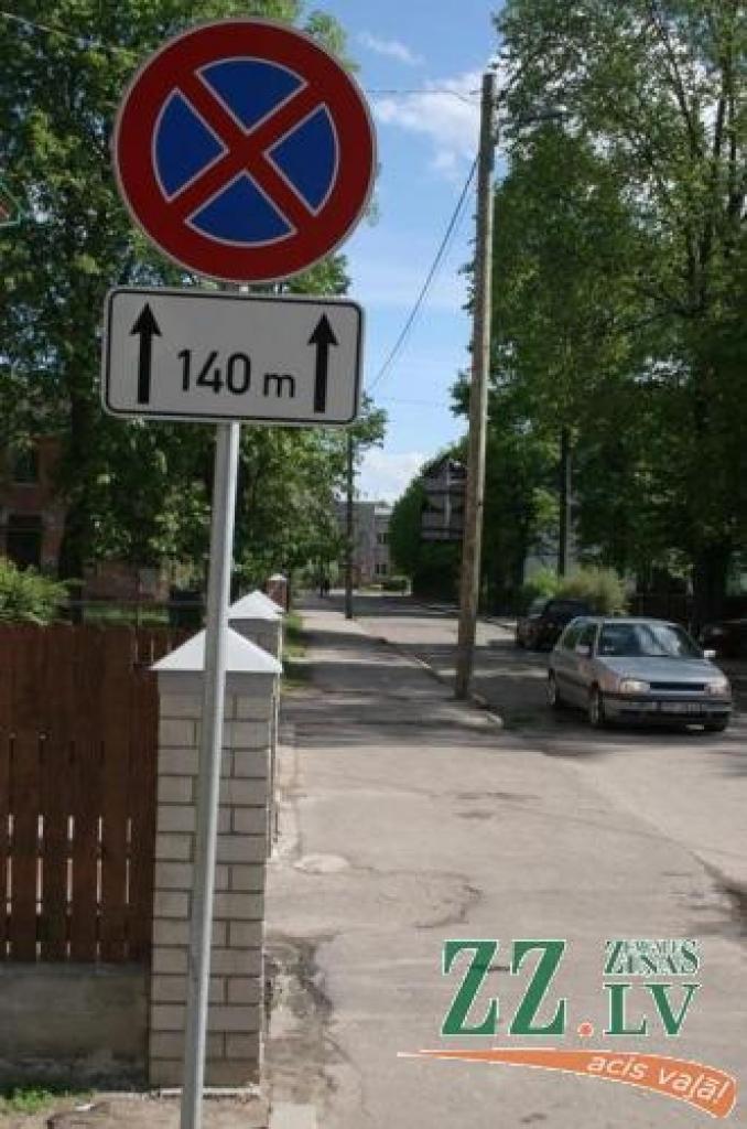 Sodi par apstāšanos un stāvēšanu «zem zīmes» kļūst bargāki...
Autors: No «Ziņu» arhīva.