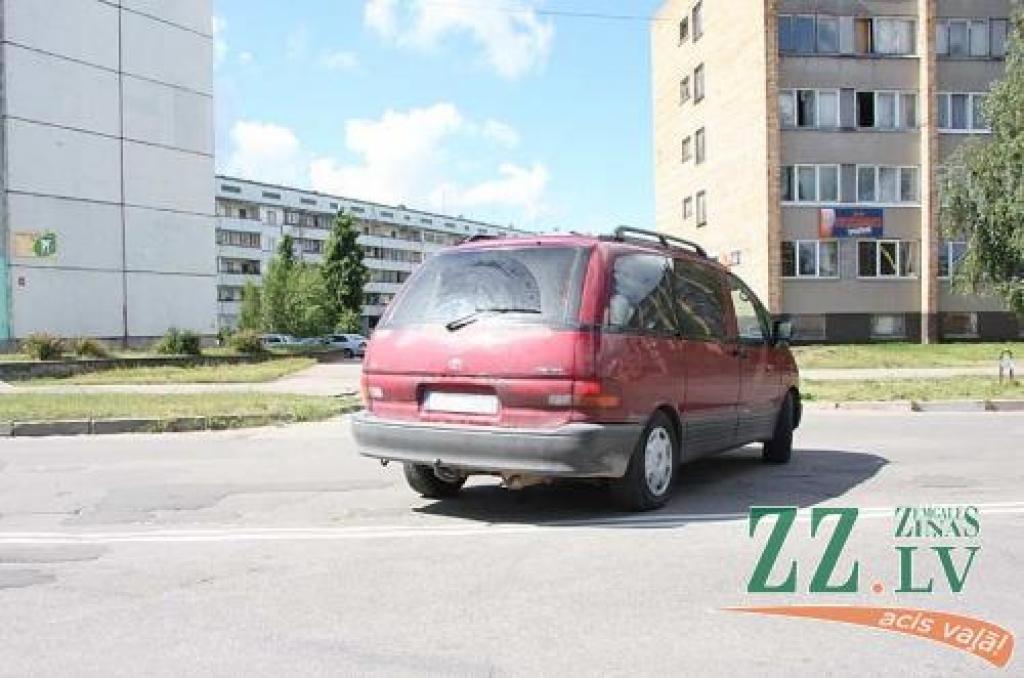 «Pilsētsaimniecības» pārstāvis uzsver, ka dubultā līnija novilkta drošības nolūkos, taču tas nemazina daudzu autovadītāju neērtības. Likumsakarīga ir vēlme šīs līnijas šķērsot.
Autors: Krišjānis Grantiņš.