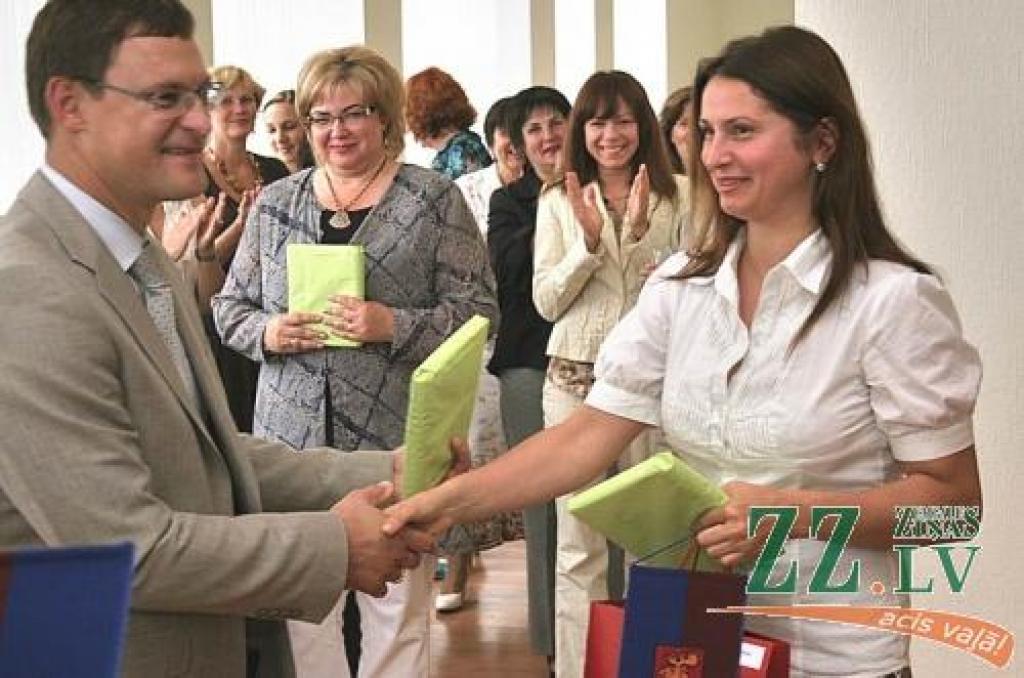 Laba vēlējumus saņem 4.vidusskolas meiteņu «Spīgo» vadītāja Līga Celma.
Autors: Agris Samcovs.