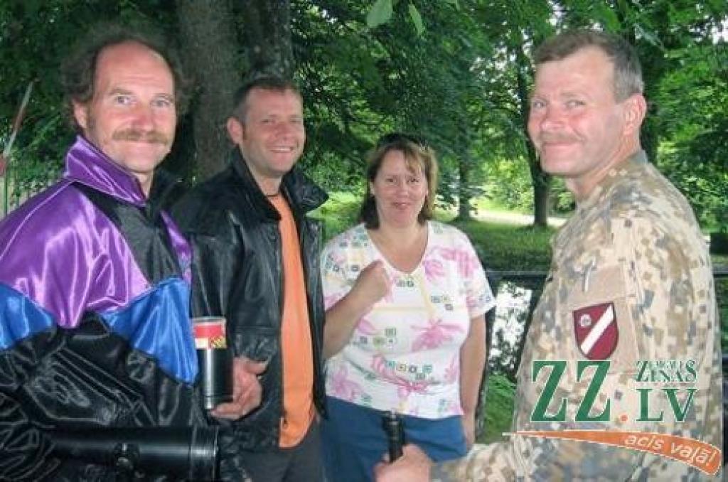 Mirklis atpūtai starp sacensībām peldēšanā un šaušanā. Jelgavas zemessargu komandieris Otto Rancāns (no labās), štāba virsseržante Arita Diknere, virsseržants Ivars Spalva un vecākais zemessargs Imants Kalniņš.
Autors: No bataljona arhīva.