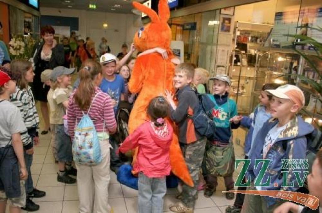 Izstādes atklāšanas pasākumā lielu bērnu atsaucību izpelnījās «VIVO centra» simbols Vivucis...
Autors: Agris Samcovs.