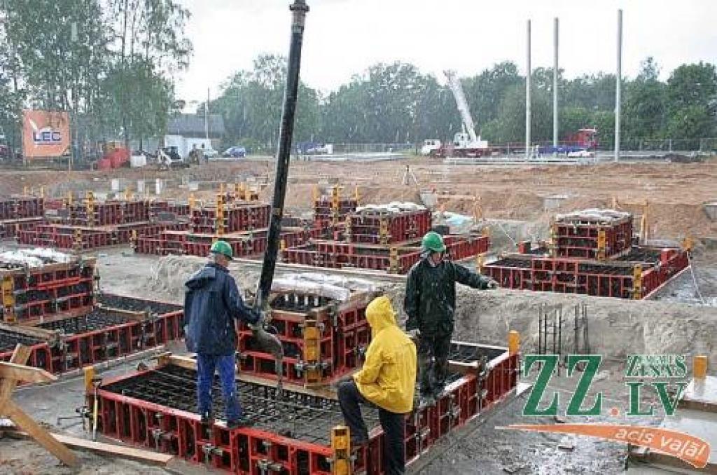 Celtnieku valodā būvdarbu pašreizējā fāze tiek dēvēta par «izlīšanu no zemes».
Autors: Agris Samcovs.
