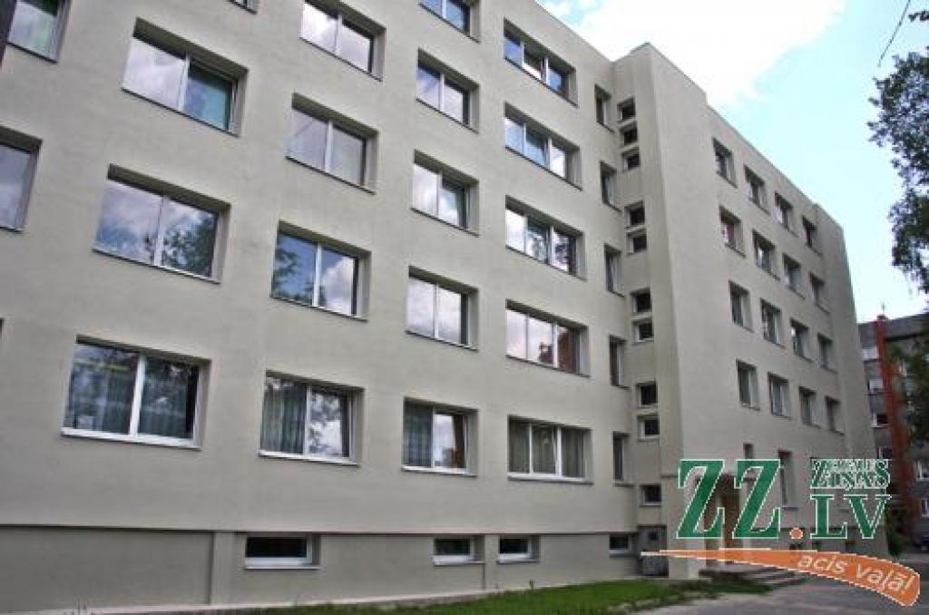 Veroties no atjaunotās puses, nezinātājam ne prātā nevarētu ienākt, ka vienā no četrām ēkas pusēm...
Autors: Krišjānis Grantiņš.