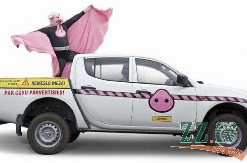 Cūkmens viesosies 14 Latvijas pilsētās, aicinot aktīvi iesaistīties vides sakopšanā un parakstīties veicināt pudeļu depozīta ieviešanu.
Autors: No «Latvijas valsts mežu» arhīva.