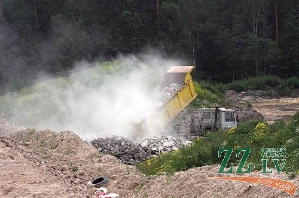 Jaunā atkritumu poligona ārējā malā tiek izbērti būvgruži.
Autors: Krišjānis Grantiņš.