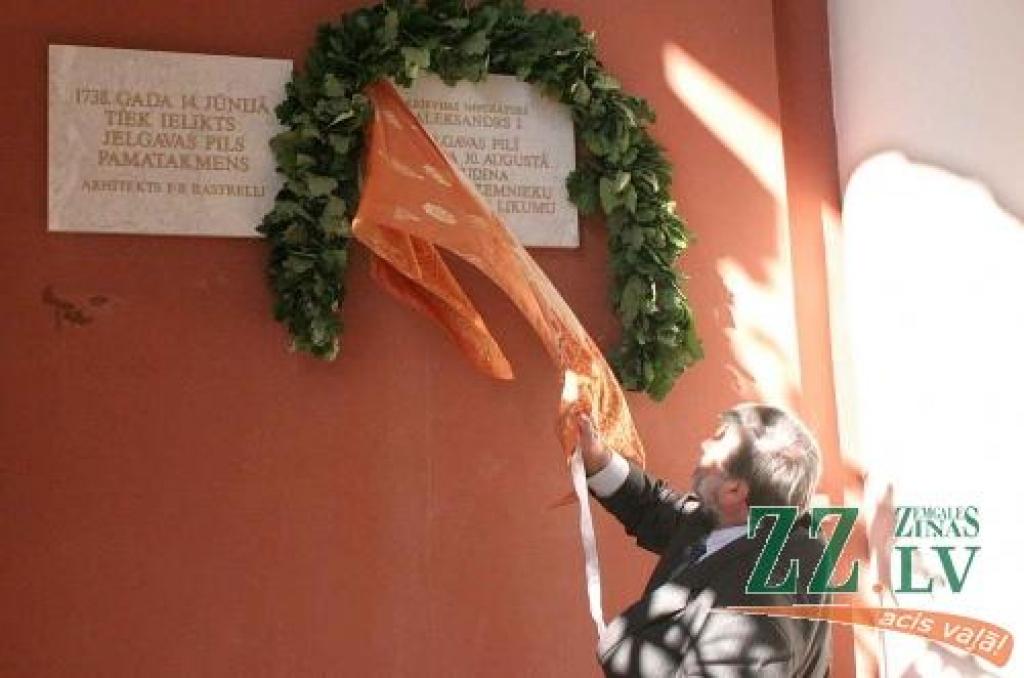 Latvijas Lauksaimniecības universitātes rektors Juris Skujāns atklāj plāksni, kas liecina, ka tieši pirms 190 gadiem Krievijas cars Aleksandrs I pasludinājis dzimtbūšanas atcelšanu Kurzemes guberņā. 
Autors: Māra Ozola.