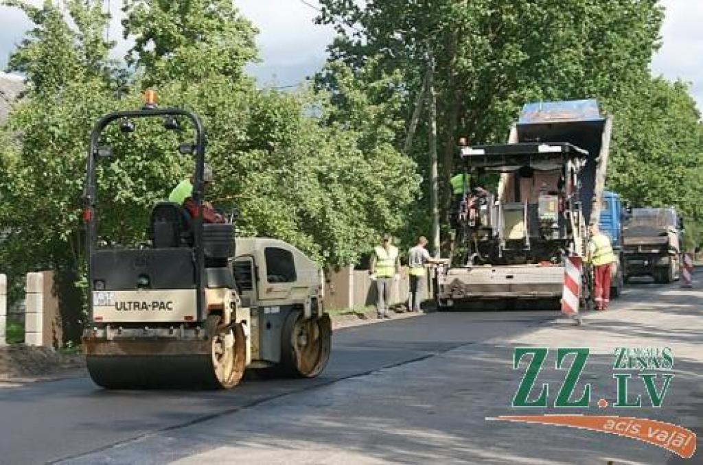 Piektdien Tērvetes ielā jau aktīvi darbojās asfalta ieklājējs un vairāki ceļa ruļļi, un iespējams, ka darbi varētu virzīties raiti un līdz oktobrim remontētais posms būs pabeigts. 
Autors: Inga Karlinska.