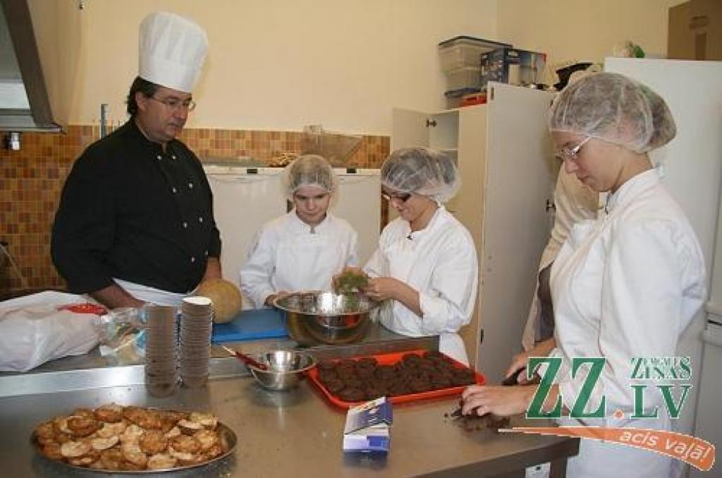 Jelgavas Amatu vidusskolas topošie pavāri un konditori Bruno Šaperona vadībā gatavo gardumus Piena, maizes un medus svētku apmeklētājiem. 
Autors: Inga Karlinska.