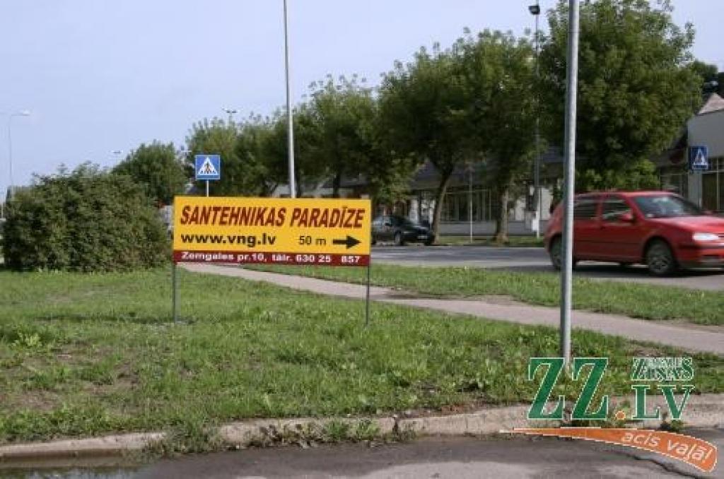 Reklāma, kas aizsedz skatu uz Pasta ielu, pēc pilsētas galvenā mākslinieka Georga Svikuļa sacītā, izvietota patvaļīgi.
Autors: Inga Karlinska.