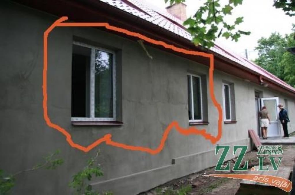 Zagļi pēc viesošanās Platones pagasta padomē atstāja aiz sevis sabojātus logus. Seifu, kur glabājās vērtīgākās lietas, garnadžiem neizdevās atvērt. 
Autors: Inga Karlinska.