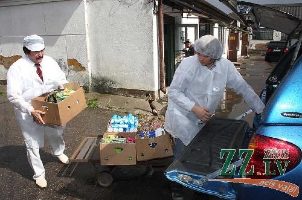 PVD Jelgavas pārvaldes darbinieki Jelgavas tirgū izņem vecu produkciju - kāds vīrietis centies pārdot pat divus gadus vecas preces, tostarp sulas dzērienus, cepumus «Disco», kafiju, riekstus, rozīnes un citas.
Autors: Krišjānis Grantiņš.