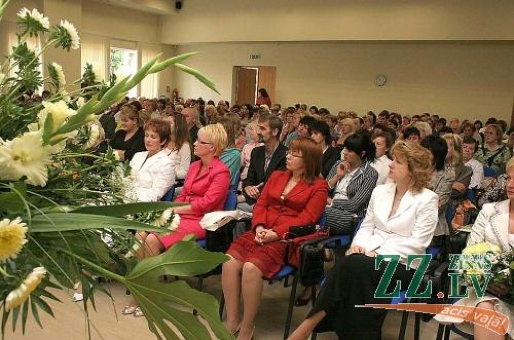 Jelgavas reģionālajā Pieaugušo izglītības centrā pirms jauņa mācību gada sapulcējušies pilsētas skolu pedagogi un izglītības darbinieki.
Autors: Māra Ozola.