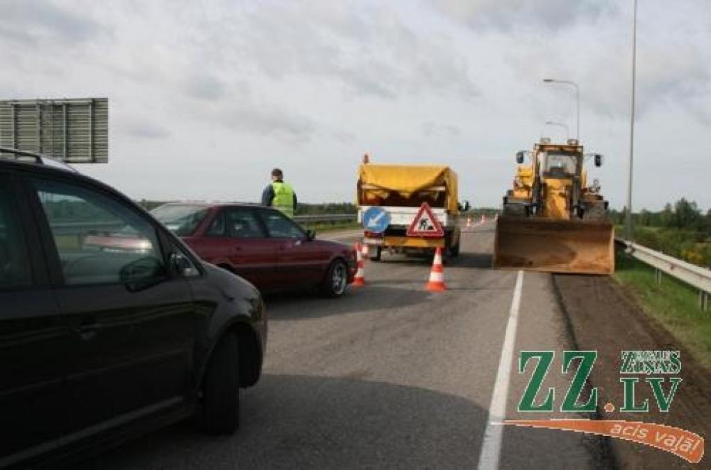 «Tramplīnu» likvidācija gan sagādā īslaicīgas neērtības, taču pēc darbu beigām «pateicīgi» būs daudzu auto izpūtēji.
Autors: Inga Karlinska.