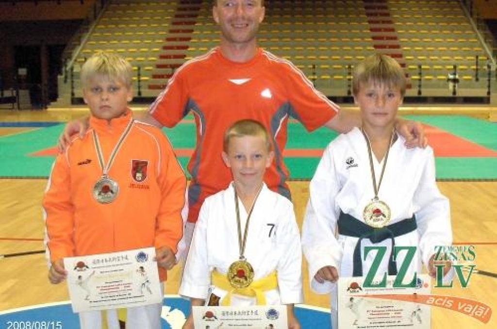 Treneris Vitālijs Mišins un viņa audzekņi - medaļnieki.
Autors: No kluba «Shinri» arhīva. 