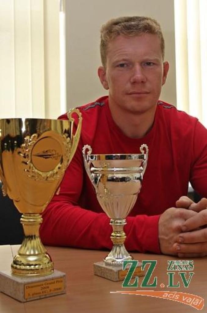 Uģis Gross ar Eiropas čempionāta pēdējā posmā un kopvērtējumā izcīnītajām trofejām.
Autors: Krišjānis Grantiņš.