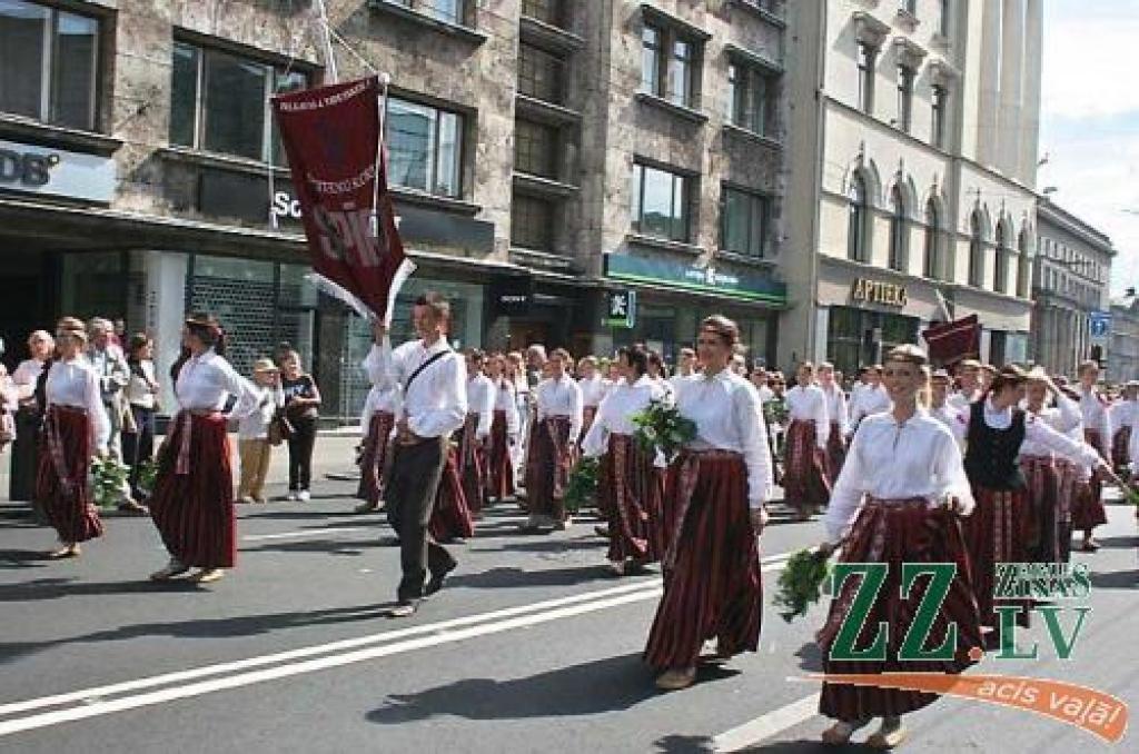 Jelgavas 4.vidusskolas meiteņu kori «Spīgo» Dziesmu svētku gājienā Rīgā.
Autors: No «Ziņu» arhīva.