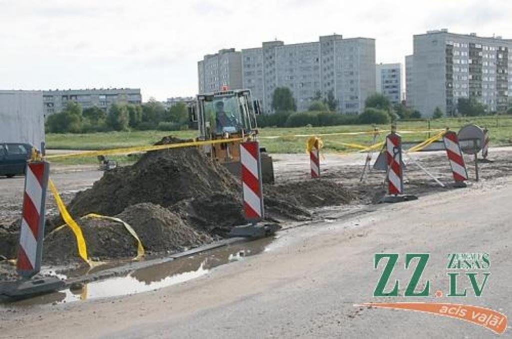 Šobrīd tiek veikta lietus ūdeņu kanalizācijas izbūve, un pagaidām vēl autovadītāji pa Ganību ielu var braukt.  
Autors: Inga Karlinska.