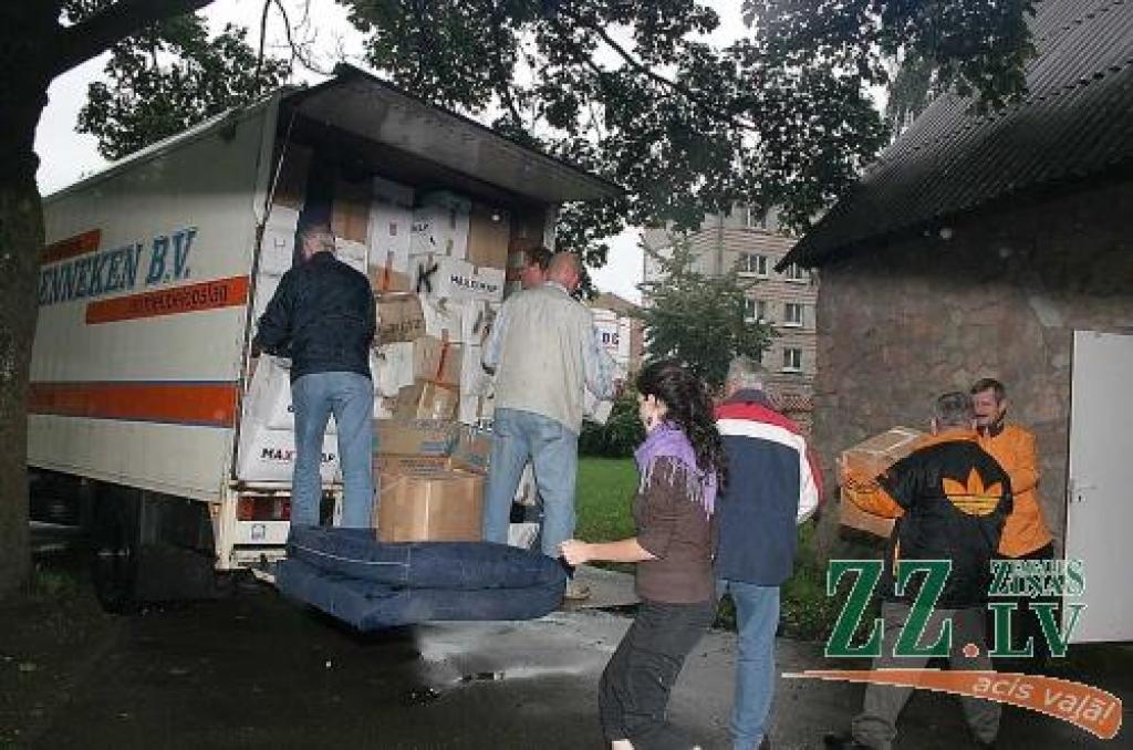 Holandiešu viesi ar mūsu pusei atvesto palīdzības kravu.
Autors: Māra Ozola.