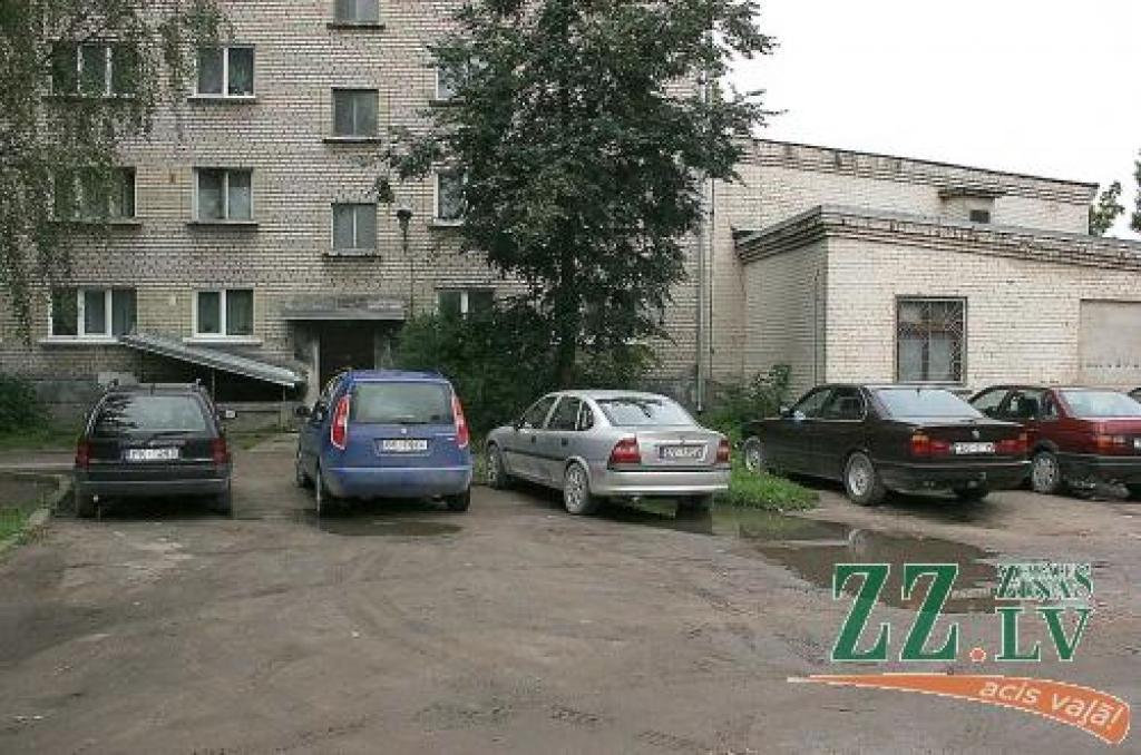K.Barona ielas 48.namā dzīvojošie ir noraizējušies, ka savas automašīnas spiesti atstāt uz ielas, jo pagalma teritoriju aizņem tā pretējā pusē esošā uzņēmuma darbinieku un klientu spēkrati.
Autors: Māra Ozola.