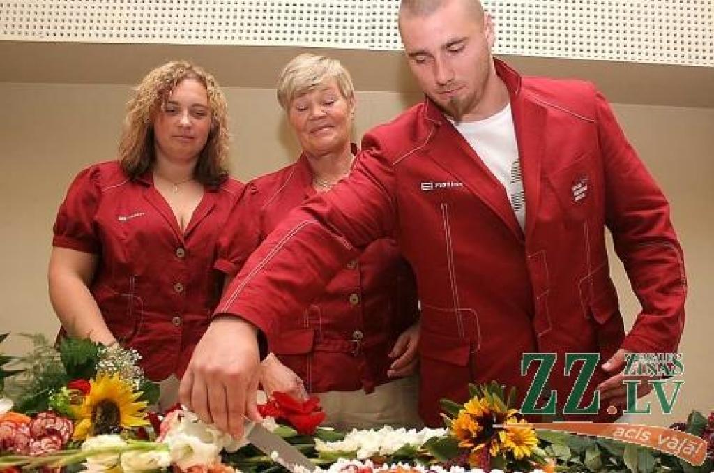 XIII Paraolimpisko spēļu dalībnieku vidū būs arī trīs Jelgavas Invalīdu sporta un rehabilitācijas kluba «Cerība» pārstāvji – vieglatlēti Ingrīda Priede (no kreisās) un Edgars Bergs, kas uz Pekinu dosies kopā ar treneri Maiju Ukstiņu. 
Autors: Māra Ozola.