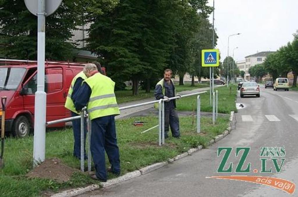 Metāla aizsargbarjeras atradīsies abās pusēs krustojumam un liegs iespēju gājējiem brauktuvi šķērsot neatļautā vietā.
Autors: Inga Karlinska.