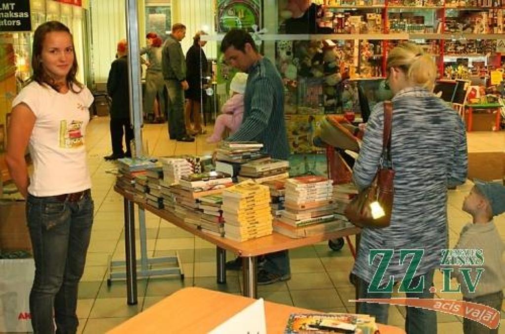 Grāmatas maiņas svētkos ne viens vien lasītājs izmanto iespēju atsvaidzināt grāmatu plaukta saturu.
Autors: Inga Karlinska.