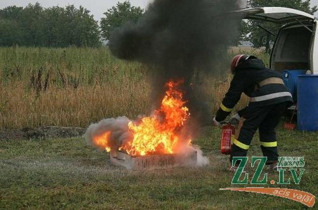 Pannas dzēšana. Ugunsdzēsēju stafetē startē Līvbērzes komanda.
Autors: Māra Ozola.