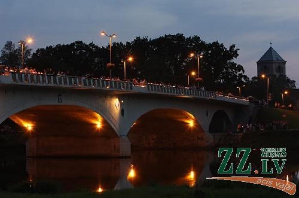 Akcija «Gaismas tilti» uz Lielupes tilta Jelgavā.
Autors: Krišjānis Grantiņš.