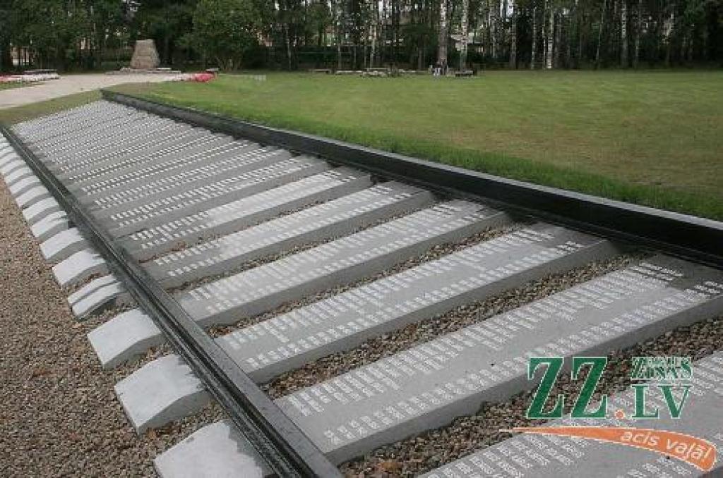 «Ciešanu ceļa» granīta plāksnēs iegravēti to 688 zināmo komunistiskā genocīda upuru vārdi, kuri dzīvojuši Jelgavas apriņķī. Cik upuru vārdi palikuši nezināmi, var tikai minēt.
Autors: Māra Ozola.