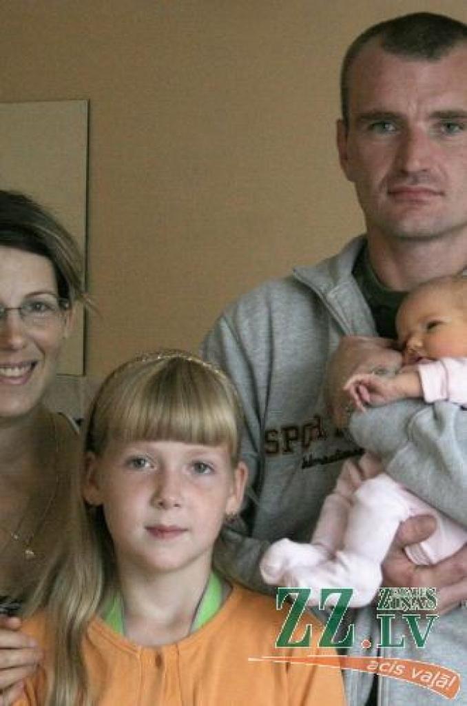 Ludmila Starikova un Fēlikss Buks ar jaundzimušo meitiņu Viktoriju un viņas vecāko māsiņu Nastju. 
Autors: Māra Ozola.